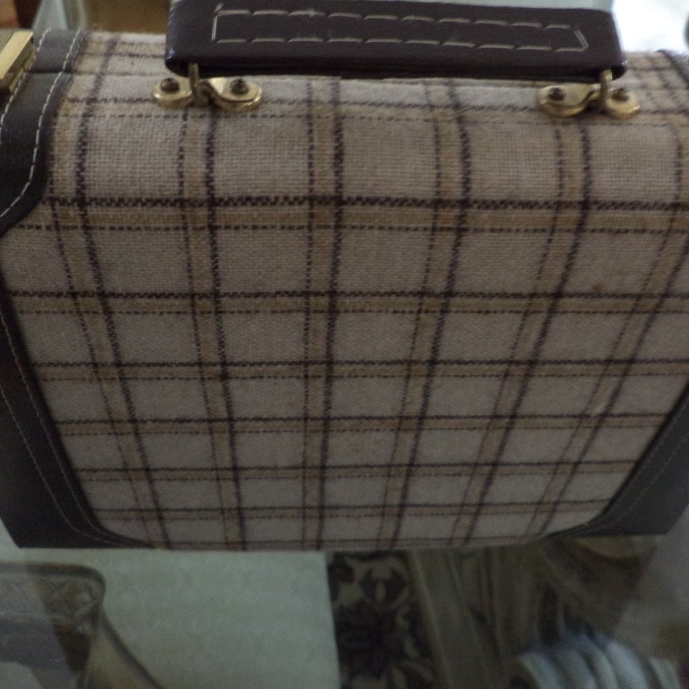ARIES of BEVERLY HILLS BACKGAMMON SET IN A SELF-CONTAINED SUITCASE